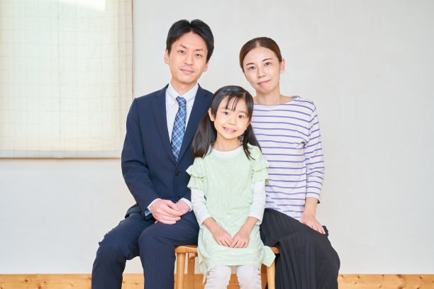 三对父母和孩子的纪念照片图片下载