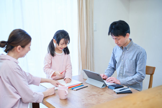 母亲和女儿在玩耍画画，父亲在工作图片下载