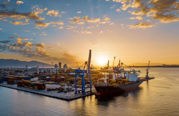 日落时分，港口集装箱的无人机航拍图图片下载