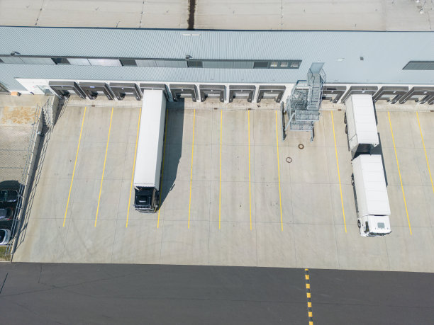 鸟瞰图的一个大型分配仓库装载码头卡车图片下载