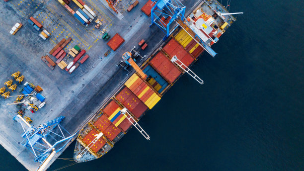集装箱货船的鸟瞰图图片下载