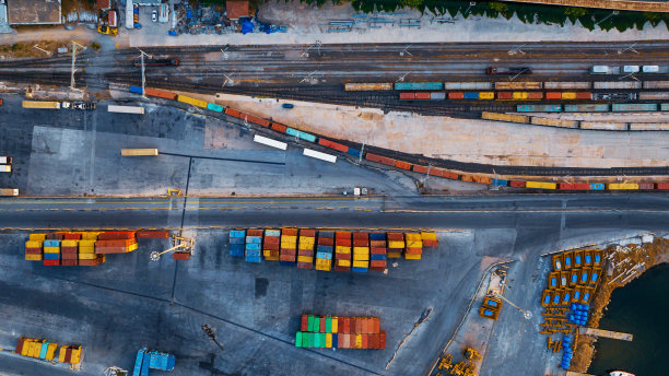 铁路与货物集装箱的空中俯视视图图片下载