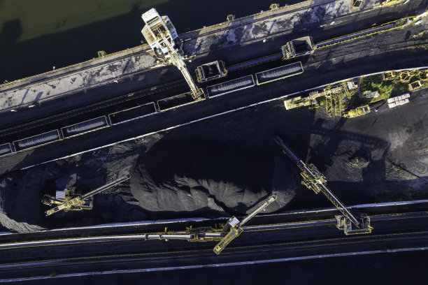 有起重机的大城市港口鸟瞰图图片下载