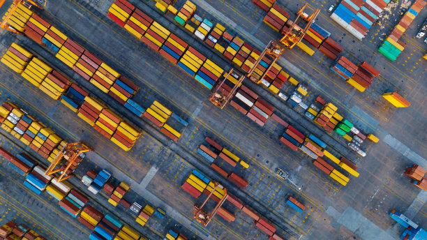 港口货物集装箱的鸟瞰图图片下载