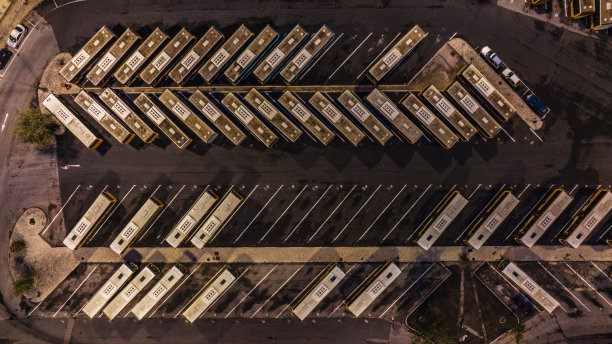 里斯本一个公园的商业交通巴士航拍图片图片下载