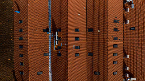 从里斯本屋顶顶部的空中图像，有着非常有特色的瓦片图片下载