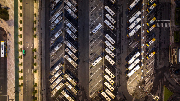 里斯本一个公园的商业交通巴士航拍图片图片下载