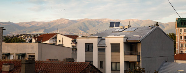 小型建筑上的太阳能电池板图片下载
