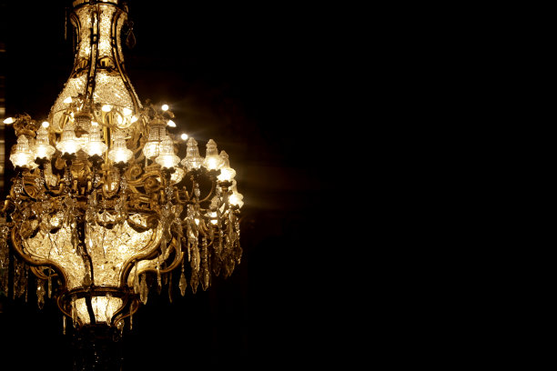 古董水晶吊灯在黑暗的背景和写作空间图片下载