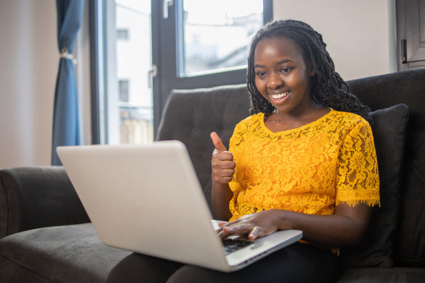 年轻时尚的女人在家里工作图片下载