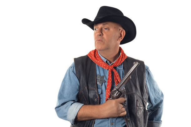 手持左轮手枪的牛仔站在白色背景前，一手举着左轮手枪图片下载