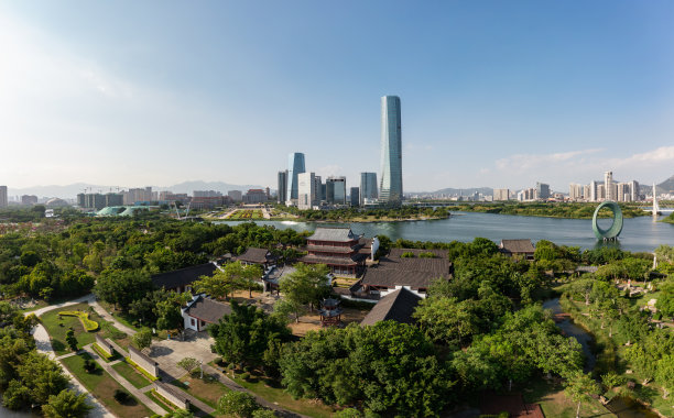 公园内有古老的民居建筑和城市摩天大楼图片下载