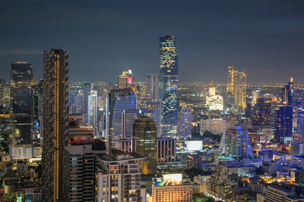 鸟瞰图泰国曼谷金融区和绿色生态区的Sathorn和silom区周围拥挤的建筑图片下载