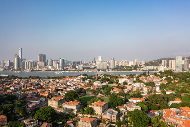 从鼓浪屿看厦门岛的城市建筑图片下载