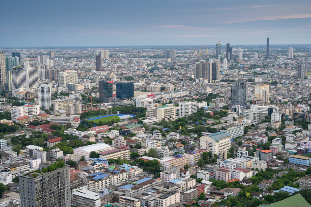 现代城市景观人们生活在住房低层高层与自然和建筑在泰国曼谷图片下载