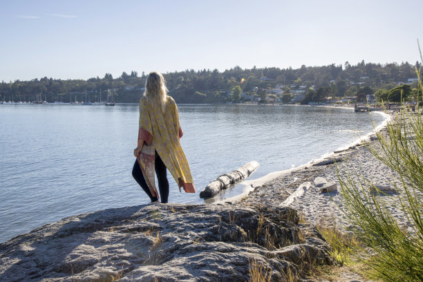 一名身穿和服的女子从海滩岩石上望向大海图片下载