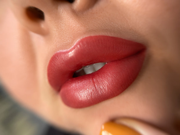 永久性感女人唇纹拉近，口红效果化妆图片下载