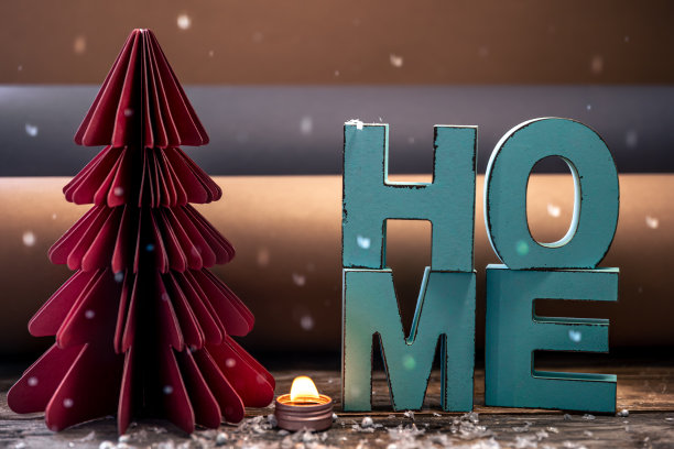 温馨的冬季构图与装饰字家和纸圣诞树。图片下载