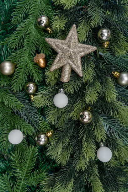 圣诞树的树枝和圣诞装饰。圣诞概念，自然，冬天。明信片的背景。平铺，俯视图图片下载