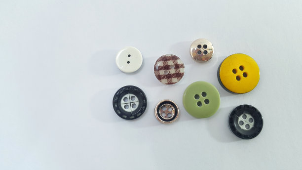各种白色背景的衣服纽扣图片下载