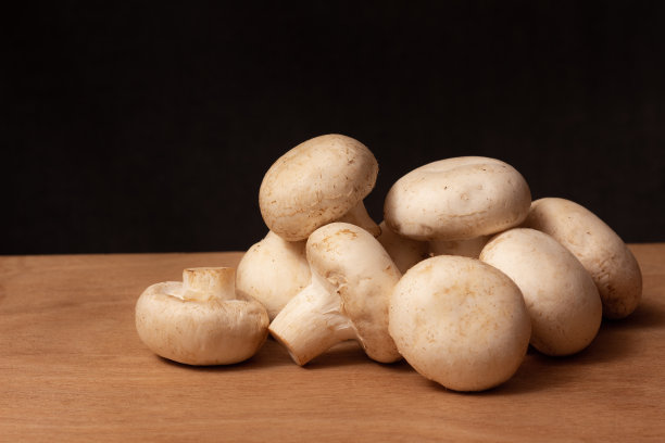 香槟-照片静物在一个木制的桌子板上一个黑暗的背景与空白的空间图片下载