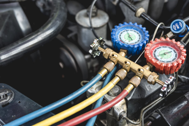 使用带有独立压力表的专业级齿轮为汽车空调补充制冷剂，以监测系统中的压力。图片下载