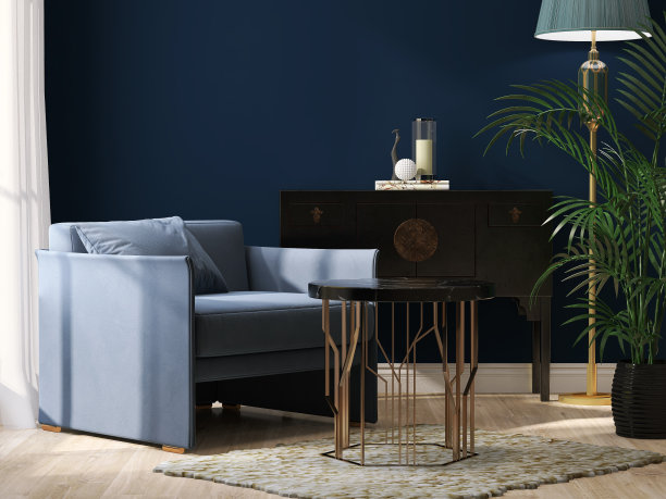 蓝色麂皮扶手椅，黑色大理石边桌，亚洲风格的木制橱柜，落地灯和棕榈树，现代优雅的藏蓝色墙壁和拼花地板客厅，阳光从窗帘透进来图片下载