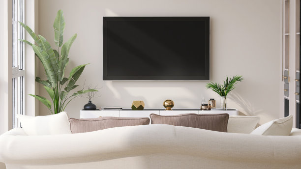 后视图奶油色真皮沙发到大平板智能电视，白色叠层橱柜和室内植物，阳光从窗户照射到豪华客厅的米黄色墙壁图片下载