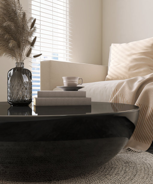 奶油色沙发，带靠垫和圆形黑色咖啡桌，豪华白墙和大理石地板客厅的潘帕斯花瓶，阳光从百叶窗透进来图片下载