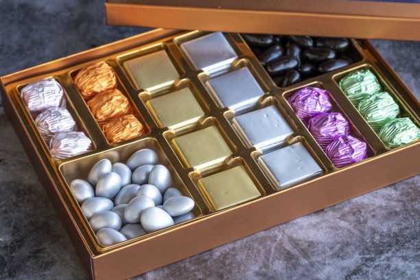 黑色背景包装巧克力。礼品包装巧克力图片下载