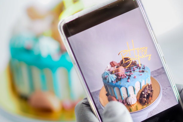 美食博主拍摄了奶油蛋糕的照片，上面有甜甜圈浆果、蛋白霜和金色颜料图片下载