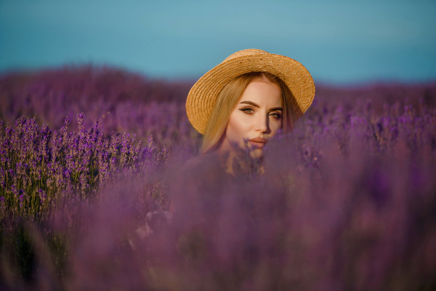 薰衣草地里的年轻女人图片下载