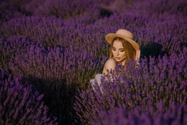 薰衣草地里的年轻女人图片下载