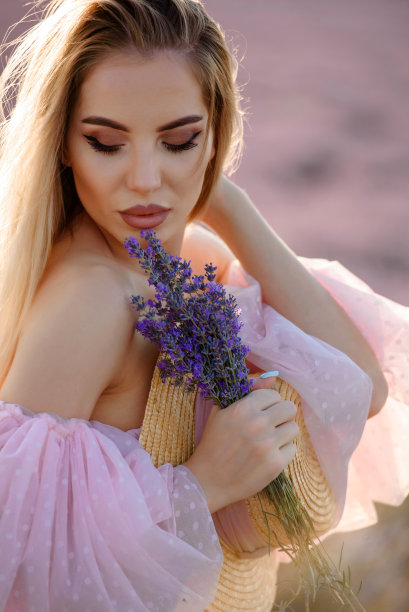 薰衣草地里的年轻女人图片下载