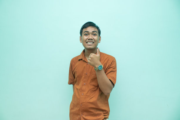 东南亚男模特与顶级手势图片下载