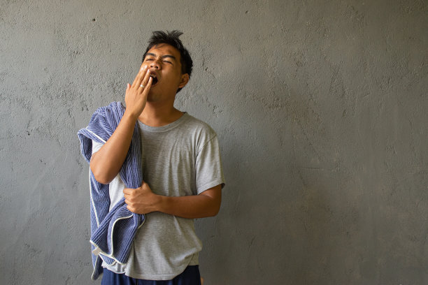 男模刚醒来，脖子上挂着一条毛巾图片下载