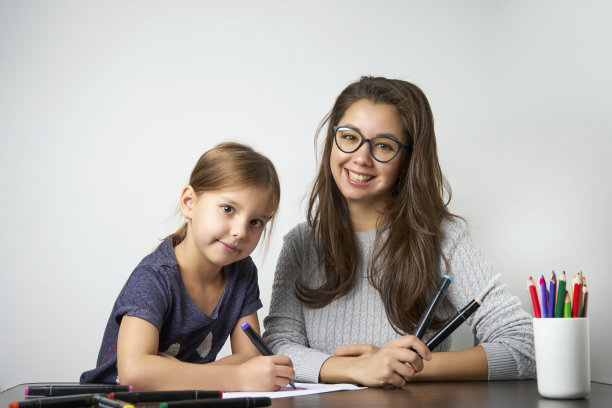 母女俩一起画画，特写图片下载