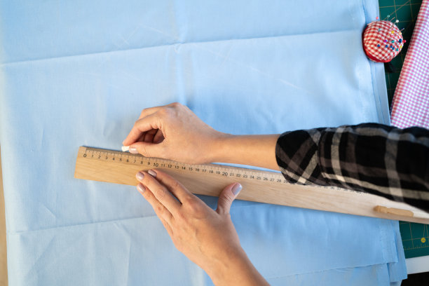 女裁缝在工作室的桌子上工作图片下载