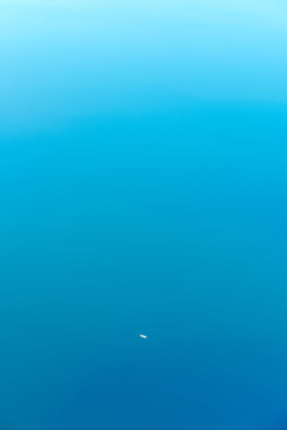 最小鸟瞰图一艘小货船在热带海域，美丽的浅蓝色蔚蓝的水颜色图片下载