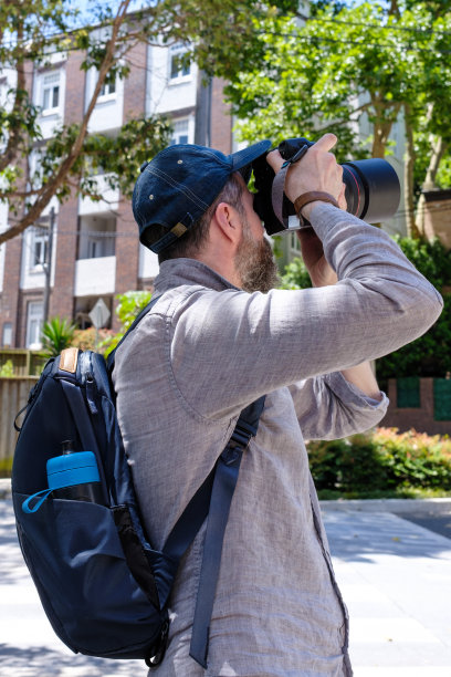 一个男人在拍照。图片下载