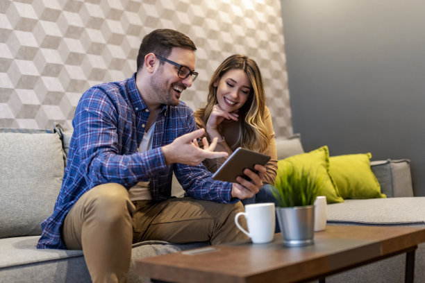 夫妻在客厅使用平板电脑图片下载