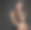 黑裙红唇的性感女子。时尚棕发模特与卷长发型和饱满的嘴唇。优雅的女士在长袍坐在黑暗的背景图片下载