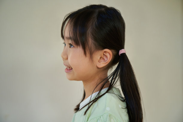 微笑的小学女孩在室内图片下载