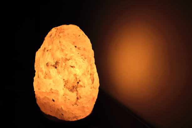 房间桌子上的盐灯在夜晚闪闪发光图片下载