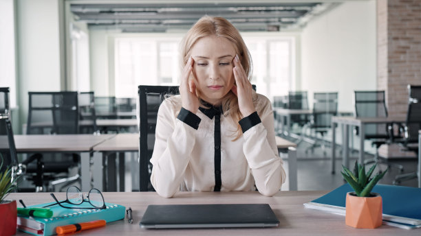 办公室里一个疲惫的白人女商人图片下载
