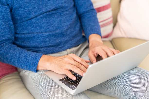 老人用手提电脑，双手图片下载