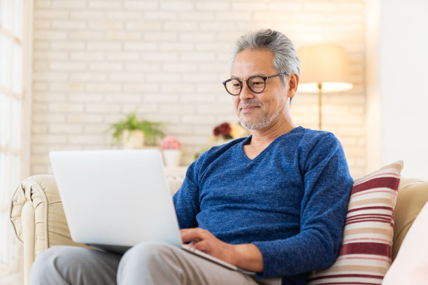 老人使用笔记本电脑图片下载