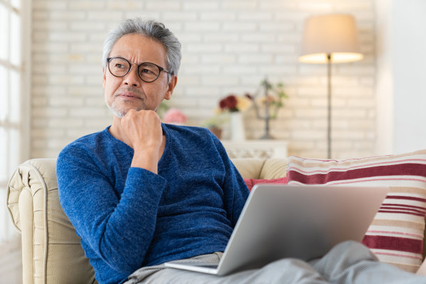 一位老人在用笔记本电脑，他想，图片下载