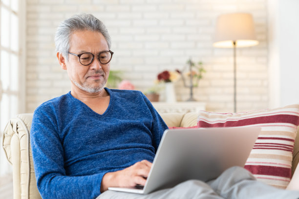 老人使用笔记本电脑图片下载