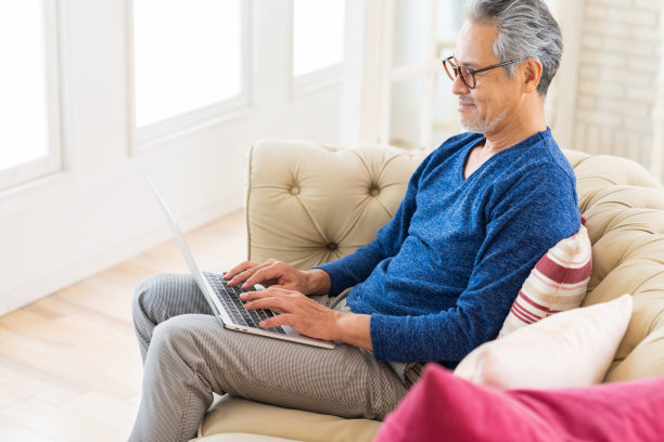 老人使用笔记本电脑图片下载